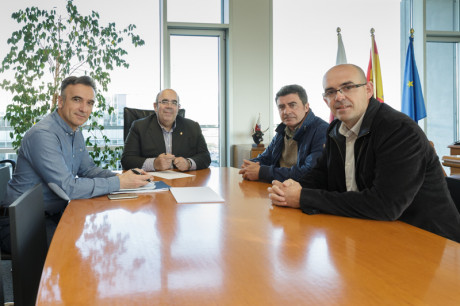 9:00 Despacho del consejero. El consejero de Medio Rural, Pesca y Alimentación, Jesús Oria, se reúne con representantes de la Asociación de Empresarios de Campings de Cantabria. 1 de abril de 2016 © Raúl Lucio