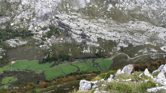 Vista aérea desde Los Campanarios del arroyo que atraviesa el poljé. Noviembre de 2015