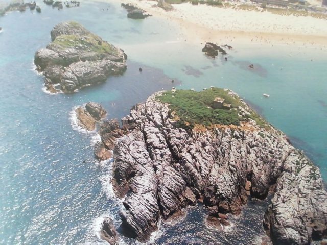 En primer término la isla de San Pedruco, con su ermita, y detrás a la izquierda el islote de la Oliva.