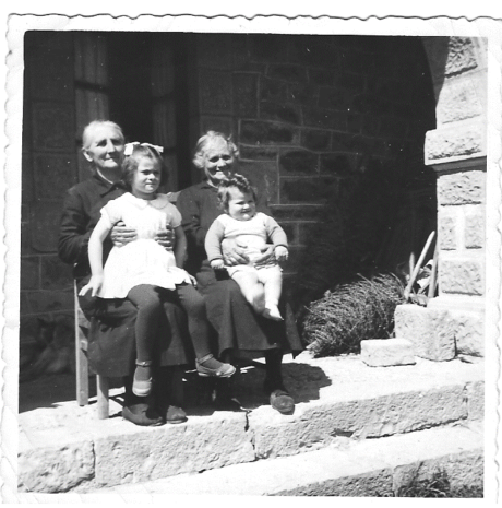 Mari Cruz y Begoña hijas de Ramón Gómez Marcos, ultimo Guarda que vivió junto con su familia en este edificio, sentadas con sus abuelas en el portal de la Casa Forestal de Saja .