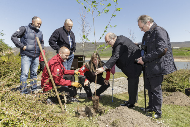 12:00 La Población. Campoo de Yuso. Centro Ornitológico del Embalse. El consejero de Medio Rural, Pesca y Alimentación, Jesús Oria, asiste a una plantación de 12 olmos. 19 d abril de 2017 © Raúl Lucio