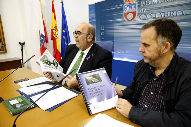 Sala de Prensa del Gobierno de Cantabria El consejero de Medio Rural, Pesca y Alimentación, Jesús Oria, presenta, en rueda de prensa, el Plan Estratégico Regional de Gestión y Control de Especies Exóticas Invasoras. 23 NOV 17