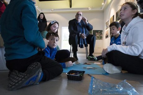 l consejero Jesús Oria contempla cómo un grupo de alumnos trabaja en la elaboración de pósters sobre los humedales (Foto: Nacho Romero)